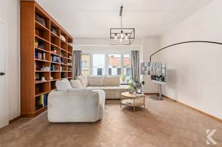 <p><strong>Ruimte, luxe en een uitzonderlijk terras!</strong> Dit volledig gerenoveerde appartement van ca. <strong>180 m²</strong> combineert de charme van een herenhuis met hedendaags wooncomfort.</p><p><strong>Troeven:</strong></p><ul><li>Volledig gerenoveerd van A tot Z</li><li><strong>180 m² woonoppervlakte inclusief terras</strong></li><li>2 ruime slaapkamers</li><li>Nieuwe ramen</li><li>Moderne keuken met groot eiland &amp; alle toestellen</li><li>Moderne badkamer met <strong>dubbele inloopdouche </strong>en ventilatie</li><li>Nieuwe chape, isolatie en pleisterwerken</li><li>Elektriciteit conform</li><li>Overal inbouwspots</li><li>Veel ingebouwde kasten</li><li>Extra berging &amp; technische ruimtes</li><li>Boiler van ca. 1 jaar oud</li><li>Gasverwarming</li><li>Vernieuwde deuren en toilet</li><li>Verzorgde veranda</li><li>Buitenverlichting &amp; wateraansluiting op terras</li><li><strong>Instapklaar en uitstekend onderhouden</strong></li></ul><p><strong>Een uitzonderlijk ruim appartement met een terras dat je zelden aantreft. Hier hoef je enkel nog je koffers uit te pakken.</strong></p><p><strong>Meer info of een bezoek? </strong><br /><strong>karel@roetsvastgoed.be</strong><br /><strong>0470342025</strong></p>