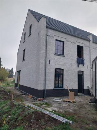 <p><span>Prachtige nieuwbouwwoning van 190 m² op zuid-oost gerichte grond (500 m²)</span></p><p><span>Ontdek deze stijlvolle, energiezuinige woning in lichte gevelsteen met zwarte pannen en strakke zwarte PVC-ramen – een moderne uitstraling in een rustige, groene omgeving.</span></p><p><span>De woning is goed gelegen, ideaal voor wie op zoek is naar rust, ruimte en comfort in een halfopen bebouwing.</span></p><p><span>Indeling</span></p><ul><li><span>Gelijkvloers (70 m²):</span></li><li><span>Inkomhal met apart toilet</span></li><li><span>Ruime, lichtrijke leefruimte van 43 m²</span></li><li><span>Luxe open keuken met kwalitatieve afwerking</span></li><li><span>Aparte berging/wasplaats</span></li><li><span>Verdieping (70 m²):</span></li></ul><p><span>Nachthal</span></p><ul><li><span>Drie ruime slaapkamers</span></li><li><span>Luxe badkamer met ligbad, inloopdouche, dubbel lavabomeubel en apart toilet</span></li></ul><p><span>Zolderverdieping:</span></p><ul><li><span>Overloop, technische ruimte</span></li><li><span>Mogelijkheid tot één grote of twee extra slaapkamers → in totaal vijf slaapkamers, ideaal voor een groot gezin!</span></li></ul><p><span>Comfort & Afwerking</span></p><p><span>Verwarming via warmtepomp, ook voorzien op de slaapkamers</span></p><p><span>Volledig afgewerkte woning – instapklaar bij oplevering</span></p><p><span>De tuin wordt ingezaaid, en de oprit en een terras van 15m² worden eveneens aangelegd.</span></p><p><span> </span></p><p><span> </span></p>