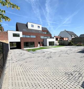 Prachtig villa-appartement, recent opgeleverde op wandelafstand van het gezellige centrum van Sleidinge. Dankzij de gunstige ligging bevinden...