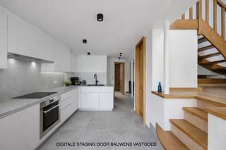 Gezellige gezinswoning in hartje Kontich Sleutelstraat

Ontdek deze charmante woning in de gezellige Sleutelstraat, een rustig straatje in het centrum van Kontich, op wandelafstand van winkels, scholen, ontspanningsmogelijkheden en het openbaar vervoer. Een toplocatie voor wie graag rustig woont met alle voorzieningen binnen handbereik.

Je komt binnen in de gezellige leefruimte, die aansluit op de keuken. Achter de keuken bevindt zich een lichtrijke veranda. Via het tussenverdiep, waar plaats is voor een bureau of zitruimte, kom je op de eerste verdieping terecht. Hier bevindt zich een badkamer met douche en ligbad, en een ruime slaapkamer met dressing. Op de tweede verdieping is er momenteel een zolder, die kan worden ingericht als master bedroom. In de grote tuin is er nog een bijgebouw, dat dienst kan doen als hobbyruimte of opslagruimte.

TROEVEN

- Rustige ligging, midden in het centrum van Kontich
- Grote, zonnige tuin
- Vlotte bereikbaarheid
- Mogelijkheid tot extra slaapkamer op zolder
- Twee ruime kelders

Technische gegevens: Verwarming op gas, gedeeltelijk dubbele beglazing, parketvloeren, asbestvrij, isolatie in het dak, EPC-score C.

Voor meer informatie of een gratis waardebepaling van uw vastgoed kan u een aanvraag invullen op onze website of even bellen op het nr. 03/345.88.99.