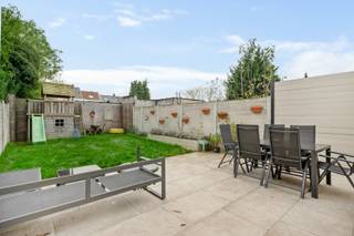 Deze instapklare woning combineert een hoogwaardige, stijlvolle afwerking met hedendaags wooncomfort en geniet van een rustige, maar uiterst centrale ligging in de groene rand van het centrum van Brasschaat. Scholen, winkels, openbaar vervoer en natuur bevinden zich op wandel- en fietsafstand – een ideale thuisbasis voor wie comfort en bereikbaarheid wil verenigen.<br />Bij het betreden van de woning wordt u meteen verwelkomd door de charmante inkomhal, voorzien van een gastentoilet en vestiaire. Van hieruit bereikt u de ruime en lichtrijke leefruimte, waar een lichtstraat en grote raampartijen zorgen voor veel natuurlijke lichtinval en een prachtig zicht op de tuin.<br />De open, volledig ingerichte keuken is een absolute eyecatcher en uitgerust met kwalitatieve inbouwtoestellen zoals een koffiemachine, oven, vaatwasser en gasfornuis. Het royale eeteiland en het overvloedige kastenwerk maken deze keuken erg handig in gebruik.<br />Verder op het gelijkvloers bevinden zich een vernieuwde badkamer met ligbad en dubbel lavabomeubel, evenals de inpandige garage met automatische sectionaalpoort en rechtstreekse toegang tot de achtertuin.<br />Op de eerste verdieping geeft de nachthal, voorzien van ingemaakte kasten en een apart toilet, toegang tot drie ruime slaapkamers (ca. 10 m², 17 m² en 10 m²), afgewerkt met laminaatvloer en rolluiken.<br />De tweede verdieping herbergt de royale en lichtrijke masterbedroom van maar liefst 36 m², uitgerust met ingemaakte kasten en airconditioning. Aansluitend bevindt zich de ensuite design badkamer met lavabomeubel en moderne inloopdouche.<br />Achteraan de woning geniet u van een verzorgde, zonnige tuin met een groot terras, dewelke een oase van rust en privacy biedt!<br /><br />Deze woning beschikt over volgende troeven:<br />- Elektriciteit conform - Asbestveilig - Airco - Isolerende beglazing ...<br /><br />Laat u verrassen door de ruime indeling, het overvloedige licht en de kwalitatieve afwerking.