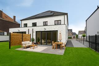 In het rustige Nederzwalm vind je deze strakke en energiezuinige nieuwbouwwoning (A-label) met een moderne uitstraling en stijlvolle zwarte...