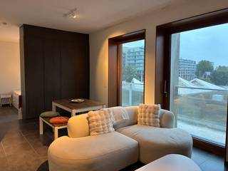 <p><strong>Waregem: appartement te huur met één slaapkamer in het centrum.</strong></p>
<p> </p>
<p><u>Indeling:</u> woonkamer met ingebouwde kast, open keuken, berging voorzien van aansluitingen voor wasmachine en droogkast, slaapkamer met ingebouwde kast, badkamer met toilet, douche en wastafel. Er hoort ook een staanplaats bij het appartement.</p>
<p> </p>
<u>Troeven:</u>
<ul><li>Staanplaats</li><li>Gordijnen aanwezig</li><li>Gelegen in het centrum</li><li>Ingebouwde kasten</li></ul>
<p> </p>
<p><strong>Heb je interesse in dit appartement? Contacteer ons op - 056/61.10.10.</strong></p>