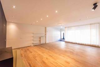 Op zoek naar een <span><strong>commercieel handelspand op een centrale ligging</strong></span> in Deerlijk?<br />Dit verzorgde pand in de Schoolstraat biedt een mooie combinatie van zichtbaarheid, praktische ruimte en eigen parkeergelegenheid.<br />De handelsruimte beschikt over een <span><strong>ruime winkelruimte met etalage</strong></span>, ideaal voor wie zijn zaak op een aantrekkelijke en zichtbare manier wil presenteren.<br />Het pand is <span><strong>volledig in orde en kan zonder grote aanpassingen in gebruik worden genomen</strong></span>.<br />Achteraan bevinden zich<span><strong> 2 toiletten, een keuken en een praktische opslagruimte</strong></span>. Vanuit de opslagruimte is er rechtstreeks toegang tot de <strong><span>afgesloten parking, waar 2 privéstaanplaatsen</span> <span>bij het handelspand inbegrepen zijn</span></strong>. Een mooie troef voor zowel de uitbater als het personeel.<br />Daarnaast beschikt het pand over een <span><strong>kelder</strong></span>, altijd interessant voor stockage en bergruimte.<br />Dankzij de <span><strong>centrale ligging, de mooie etalage, de praktische indeling en de eigen parkeerplaatsen</strong></span> is dit een interessante opportuniteit voor uiteenlopende commerciële activiteiten. Krijgt u er al zin in ? Contacteer Peter : 0496/176878<br />EPC : 288 en UC : 2635-KNR1