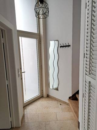 Instapklare halfopen bebouwing met zonnige tuin op centrale ligging nabij Kessel-Lo<br /><br />Bent u op zoek naar een ruime en goed onderhouden woning met een moderne afwerking, veel lichtinval en een uitstekende bereikbaarheid? Dan is deze charmante halfopen bebouwing zeker een bezoek waard.<br /><br />De woning is centraal gelegen nabij Kessel-Lo, op korte afstand van winkels en openbaar vervoer. Bovendien bevinden de belangrijkste invalswegen zich vlakbij en ligt een supermarkt op slechts 1 km afstand.<br /><br />De woning biedt een bruto bewoonbare oppervlakte van 162 m². Via de inkomhal betreedt u de ruime en lichtrijke leefruimte. Dankzij de open veranda, die in 2006 werd aangebouwd, geniet u van een aangenaam ruimtegevoel en een grote leefruimte met zicht op de tuin.<br /><br />De woning omvat drie ruime slaapkamers (13 m², 13 m², 16 m²). De kwaliteitsvolle keuken is uitgerust met een granieten werkblad en spatwand, oven, vitrokeramische kookplaat, dampkap en vaatwasser. De moderne badkamer beschikt over een inloopdouche met regendouche, dubbele wastafel, handdoekdroger en volledig betegelde wanden.<br /><br />Buiten geniet u van een verzorgde, zuid-georiënteerde tuin. De garage biedt plaats aan één wagen en daarnaast beschikt de woning over drie extra parkeerplaatsen op eigen terrein.<br /><br />Verder heeft de woning PVC-ramen met volledige dubbele beglazing en elektrische verwarming aangevuld met een gezellige houtkachel.<br /><br />EPC-label E – 415 kWh/m² <br /><br />Beschikbaar mits inachtneming huurders (kortlopend huurcontract van 1 jaar).<br /><br />Vraagprijs: € 425.000<br /><br />Een ideale gezinswoning voor wie op zoek is naar ruimte, comfort, een zonnige tuin en een centrale ligging met vlotte verbindingen. <br />