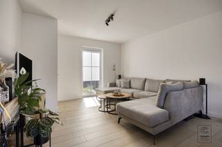 Prachtige woning (2023) van 202 m² met 5 slaapkamers in een doodlopende straat te Ranst! Indeling: inkomhal, voorzien van een apart gastentoilet...