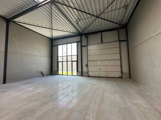 Nieuwbouw KMO-unit van 224 m² en 2 privatieve parkeerplaatsen te koop in Wevelgem.De geïsoleerde casco magazijnruimte is opgebouwd uit een...