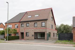 Ruim duplex appartement te koop ingericht als kangoeroewoning (2 appartementen) eventueel!<br /><br />Troeven:<br />- 163m² netto woonoppervlakte<br />- Terras van 45m²<br />- Ingericht als twee appartementen (1 op eerste verdiep en 1 op tweede verdiep)<br />- 2 autostaanplaatsen <br />- Klein complex van slechts 2 appartementen<br />- EPC label B (152) + label C (200)<br /><br />Dit duplexappartement op een perceel van 4a73ca werd in 2002 omgebouwd met vergunning tot één appartement.<br /><br />Via de trappenhal is er toegang tot een appartement op het eerste, alsook op het tweede verdiep.<br />Eerste verdiep: Ruime leefruimte, aparte keuken, twee slaapkamers, badkamer met bad en douche, apart toilet, ruim terras van 45m².<br />Tweede verdiep: Open leefruimte met keuken, één ruime slaapkamer, badkamer met bad en toilet.<br /><br />Het appartement op het eerste en tweede verdiep wordt als geheel verkocht, gezien het vergund is als 1 appartement. Het geeft mogelijkheden tot kangoeroewoning, zorgwoning, grote bureauruimte of hobbyruimte extra.<br /><br />Dit geheel is samen met een gelijkvloers appartement afzonderlijk te koop. Hierdoor zijn er maximaal slechts twee eigenaars wat het een zeer kleinschalig project maakt.<br /><br />Heeft u interesse? Contacteer ons op 011 64 55 00 of info@vastgoedfransen.be.