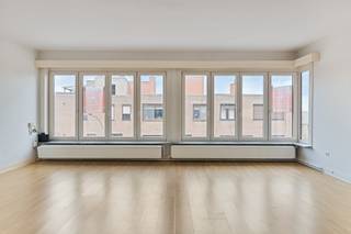 Dit dakappartement is gelegen pal in het centrum van Geel met de Nieuwstraat en de Markt van Geel op wandelafstand. Hierdoor bevinden alle mogelijke faciliteiten zich in de onmiddelijke omgeving. Rondom het appartement zijn er tal van parkeermogelijkheden aanwezig.<br /><br />Beschrijving:<br />De lift brengt ons tot aan het appartement op de derde verdieping. Via de inkomhal met apart gastentoilet komen we in de grote en lichtrijke leefruimte met eetkamer. De achterliggende keuken beschikt over een praktische voorraadberging en geeft uit op het gezellige balkon. Verder werd het appartement voorzien van 3 volwaardige slaapkamers, een badkamer en een dressing/bureelruimte.<br /><br />Extra:<br />- Gunstige EPC-score: B-label<br />- Slaapkamers voorzien van rolluiken<br />- Dakisolatie en recente ramen aanwezig<br /><br />Voor meer info en/of een plaatsbezoek kan u ons contacteren via 014/72.73.74 of info@vastengoed.be<br /><br />Wenst u een gratis schatting van uw eigendom? Contacteer ons voor een afspraak via 014/72.73.74.