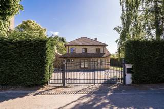 Prachtige villa (+/- 200m²) gebouwd in 2002 op een uniek stuk grond van +/- 27A op een toplocatie in een doodlopende straat. Ruime oprijlaan...