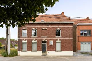 Op den buiten, in de Deurnestraat. De poort naar alle wandel en fietsroutes van de Vlaamse Ardennen.<br />Deze woning is een renovatie project maar op vandaag wel nog bewoond en zeer goed onderhouden.<br />De buiten omgeving op een perceel van 1500 m² is een paradijs voor de tuin en dieren liefhebbers en niet te vergeten voor de kinderen. <br />Moestuin, boomgaard, kippenhok, atelier, terras, tuin, oprit, hout berging , speel ruimte. <br /><br />Indeling gelijkvloers : inkomhal, badkamer, bureel, open leefruimte met living, eetplaats, keuken en berging.<br />Eerst verdieping : 4 grote slaapkamers<br />Zolder : kan perfect ingericht worden. <br /><br />Bent u zoek naar een renovatie project in combinatie met het buiten leven op een top locatie? <br />Kom dan zeker een bezoek brengen en neem contact met Fabienne op het nr 0475/34.00.40<br />Wij helpen jullie graag verder met jullie zoektocht naar een nieuwe thuis. <br />