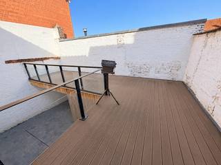 <strong>--- NIEUW --- Mooi duplex-appartement met 2 slaapkamers en zeer groot dakterras.<br /><br />👉 U kan de online kalender voor het bezoekmoment terugvinden via onze eigen website www.vastgoedspruyt.be.</strong><br /><br />Op zoek naar een instapklaar energiezuinig appartement?<br />Dit volledig gerenoveerde appartement combineert hedendaags comfort, kwalitatieve afwerking en een rustige locatie nabij het centrum van Eeklo.<br /><br /><strong>Troeven:</strong><br />- Veel lichtinval door de grote glaspartijen.<br />- 2 Volwaardige slaapkamers.<br />- Fantastisch dakterras.<br />- Fietsenstalplaats.<br /><br /><strong>Locatie &amp; omgeving:</strong><br />- Rustig gelegen aan de rand van de stadskern.<br />- Vlakbij winkels, horeca en alle voorzieningen.<br />- Uitstekende verbindingen met openbaar vervoer.<br /><br /><strong>Direct beschikbaar.<br />EPC = 130kWh/m² (B-label).<br />Huurprijs: 950€/mnd (Geen bijkomende gemeenschappelijke kosten).<br />Domicilie verplicht.</strong>