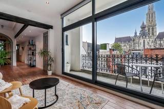 Dit uiterst smaakvol gemeubeld appartement is een 'hidden gem' gelegen in het hart van Antwerpen in een levendige voetgangerszone, omringd...