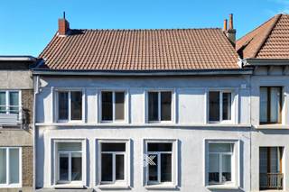 Dit ruime appartement werd opgesplitst in twee instapklare duplexappartementen met telkens een woonruimte met een open keuken, een geïnstalleerde badkamer en een ruime slaapkamer. Elke kavel heeft een eigen huisnummer en een eigen aansluiting vwb de nutsvoorzieningen, zo kan elk appartement afzonderlijk worden verhuurd met een eigen domicilie.  Het geheel bevindt zich op de tweede en derde verdieping van een historisch pand, midden in het bruisende centrum van Gent. Met een bouwjaar van vóór 1850 ademt het gebouw karakter en geschiedenis uit, gecombineerd met een uitstekende ligging nabij diverse faculteiten, alle winkels, horeca en recreatie. <br /><br />De ligging is bijzonder gunstig met een uitstekende bereikbaarheid via het openbaar vervoer dankzij diverse bushaltes die rechtstreeks naar het station van Gent-Sint-Pieters rijden. Tegelijkertijd geniet u van de nabijheid van de Watersportbaan, de Blaarmeersen en de Bourgoyen, perfect voor wandelingen en ontspanning in de groene long van de stad. Aan de andere kant biedt de Coupure een rustige, groene route naar het culturele hart van de stad met tal van opportuniteiten gaande van shopping en gastronomie tot allerhande vormen van ontspanning.<br /><br />Het eerste duplexappartement, met een oppervlakte van ca. 61,73 m², beschikt over een lichtrijke leefruimte, een geïnstalleerde keuken, een apart toilet en een interne trap naar de slaapkamer met en-suite badkamer. <br />Het tweede duplexappartement, met een oppervlakte van ca. 56,54 m², is voorzien van een lichtrijke leefruimte met open keuken, een badkamer en trap naar de slaapkamer op het bovenste verdiep.<br /><br /><span>129B EPC: D / EK: conform / CV op aardgas<br />129C: EPC E / EK: conform / CV op aardgas</span><br /><br />Benieuwd naar deze 2 appartementen in het historisch centrum van Gent? Een vrijblijvende afspraak kan via jens@landbergh.be of 09 225 25 24.