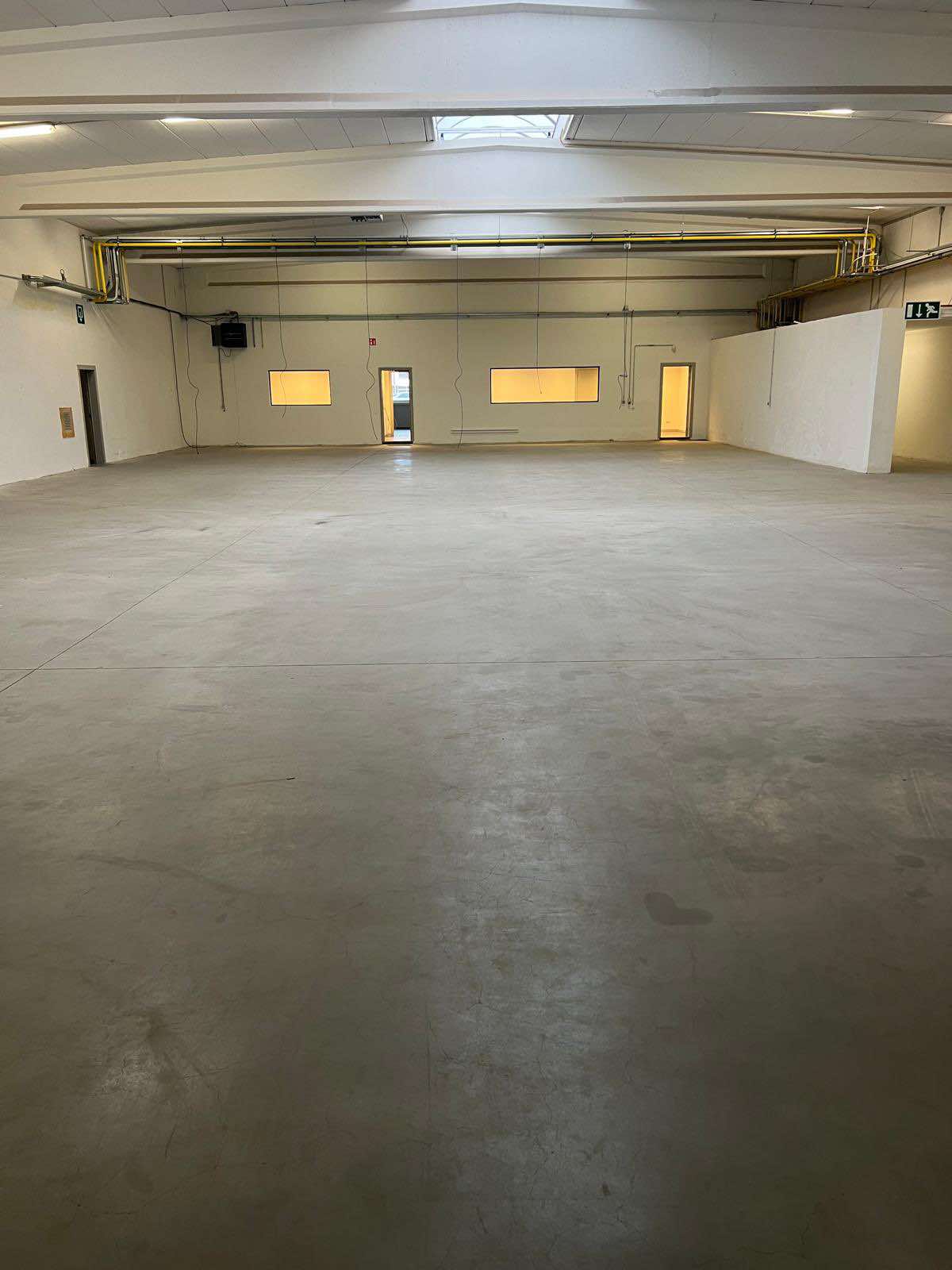 MODERNE MAGAZIJNEN MET KANTOOR EN PRIVEPARKING NABIJ E40  - foto 5