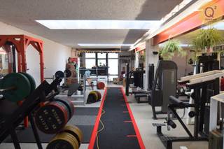 Gunstig gelegen magazijn met bureel op de grens Deurne/Borsbeek. Aan de rechtse zijde is er een bureel/winkel dat verbonden kan worden met het...