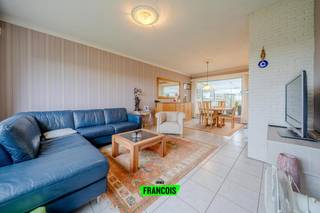 Deze instapklare bungalow te koop in Dikkebus biedt een uitzonderlijk wooncomfort op het gelijkvloers, gecombineerd met een rustige ligging nabij het centrum. Met een bewoonbare oppervlakte van 133 m², drie slaapkamers en een zuidgerichte tuin vormt deze woning de ideale match voor wie op zoek is naar een aangename gezinswoonst met potentieel.<br /><br />Binnenin wacht een praktische indeling die meteen uitnodigt tot ontspannen wonen. De lichtrijke leefruimte geniet van een mooi open zicht, terwijl de keuken en naastliggende ruimtes een vlotte circulatie doorheen de eigendom mogelijk maken. Dankzij het gelijkvloerse karakter is dit huis bijzonder toegankelijk en comfortabel in gebruik. De drie slaapkamers zorgen voor voldoende ruimte voor het hele gezin, en de badkamer biedt alle basiscomfort. Hoewel de woning licht op te frissen is, beschikt ze over een solide structuur en een EPC-label D, wat de ideale basis vormt voor wie graag naar eigen smaak verder wil moderniseren.<br /><br />Buiten geniet je van een gezellige zuid gerichte tuin die perfect is voor zonnige dagen, en dankzij de garage en ruime oprit is parkeren geen enkel probleem. De ligging in Dikkebus, op korte afstand van Ieper, biedt zowel rust als een vlotte bereikbaarheid.<br /><br />Wil je deze ruime woning in Dikkebus zelf ontdekken? Neem contact op met Immo Francois voor een bezoek.<br /><br />Woning verkopen in Ieper? Vraag je gratis schatting aan bij Immo Francois, jouw lokale makelaar.<br /><br />