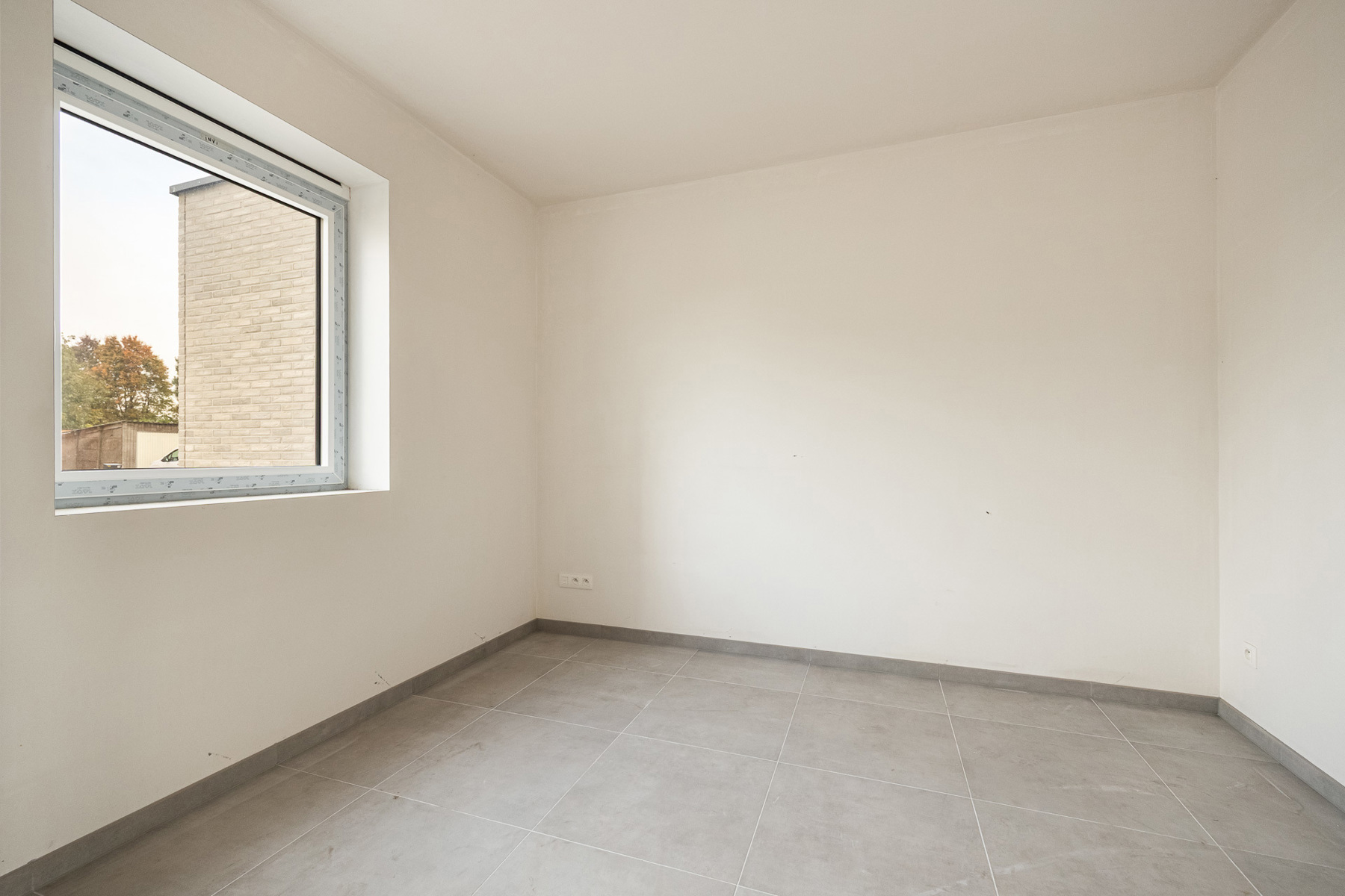 Woning met 3 slaapkamers en carport/fietsenberging op perceel van ca 366m² - foto 3