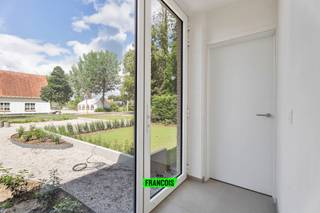 Op een unieke, residentiële ligging in Houthulst bevindt zich dit kwalitatieve nieuwbouwproject, op wandelafstand van het centrum en grenzend aan het kasteeldomein "Kasteel de Groote". De woning geniet dankzij de optimale oriëntatie van volledige bezonning. <br /><br />Het pand omvat op het gelijkvloers een inkomhal, een berging, een toilet, een lichtrijke leefruimte met grote raampartijen en een volledig uitgeruste open keuken met keukeneiland. Daarnaast is een bureauruimte voorzien, met voorzieningen voor een douchecel, die kan omgevormd worden tot slaapkamer, wat levenslang wonen mogelijk maakt. <br /><br />Op de eerste verdieping bevinden zich drie ruime oostgerichte slaapkamers met maximale privacy en een badkamer met douche en dubbele lavabo. Alle ruimtes worden ingericht met kwalitatieve materialen. <br /><br />Tenslotte worden zowel de voor- en zijtuinen als de achtertuin kwalitatief ingericht. In de tuin bevindt zich een tuinmuur en tuinberging. <br /><br />Aarzel niet, leg vandaag nog je bezoek vast en ontdek meer troeven ter plaatse!<br /><br />