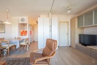 Studio gelegen in residentie Laguna Beach te Duinbergen met panoramisch zicht over de polders. Indeling studio: Woonkamer, keuken, badkamer, toilet en terras. Privé domein met gemeenschappelijk zwembad (enkel bewoners), privé strand en sportfaciliteiten.