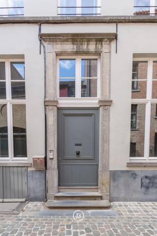 Deze stadswoning in de Pieter Pourbusstraat biedt een interessante ligging vlak in het centrum van Brugge en combineert dit met authentieke elementen die typisch zijn voor dit soort stadwoningen. <br /><br />Bij het betreden van de woning komt u binnen in een ruime inkomhal, die aansluit op een extra ruimte die perfect gebruikt kan worden als bureauruimte. Verder er op deze verdieping een apart gastentoilet als ook een gang die de doorgang biedt naar de buitenkoer. <br /><br />De eerste verdieping vormt het centrale leefniveau van de woning. Aansluitend bevindt zich de keuken, praktisch ingericht en voorzien van voldoende kastruimte. De extra berging zorgt voor voldoende opbergruimte.<br /><br />Op de tweede verdieping bevinden zich de 3 slaapkamers waar de zichtbare balken zorgen voor een authentiek gevoel. De badkamer is uitgerust met een dubbele lavabo, een douche en een ligbad. <br /><br />Huurprijs: 1.450,00 EUR/maand + 50 EUR onderhoud binnenkoer, onmiddellijk beschikbaar. <br /><br />Indien u interesse heeft in deze huurwoning, aarzel dan niet ons te contacteren