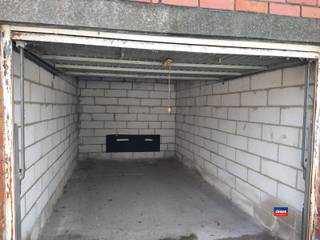 <p><span>HOBOKEN | GARAGEBOX (nr. 118) IN EEN RESIDENTIEEL GELEGEN GARAGECOMPLEX</span></p><p><span>Deze garagebox heeft standaard afmetingen en beschikt over een manuele kantelpoort.</span></p><p><span>Momenteel verhuurd voor 100 EUR per maand (2 maandelijks opzegbaar). </span></p><p><span> </span></p>
