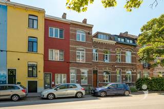 <p><span>Bent u op zoek naar een zorgeloze investering met een aantrekkelijk rendement? Dan is deze uitstekend gelegen opbrengsteigendom in de Brouwersstraat 49 te Leuven absoluut een bezoek waard. </span></p><p><span>Deze verzorgde en instapklare eigendom beschikt over </span><span>vijf vergunde studentenkamers</span><span> en bevindt zich op een gegeerde locatie in het hart van Leuven, op wandel- en fietsafstand van campussen, openbaar vervoer, winkels en het bruisende stadscentrum. Dankzij de aanhoudend hoge vraag naar kwalitatieve studentenkamers vormt dit pand een bijzonder interessante investering voor de toekomst. </span></p><p><span>Op het </span><span>gelijkvloers</span><span> bevinden zich twee studentenkamers die een gemeenschappelijke keuken en badkamer delen. Eén van deze kamers beschikt bovendien over een </span><span>ruime privatieve tuin</span><span>, een uiterst zeldzame troef op de Leuvense studentenmarkt en een absolute meerwaarde voor de huurder. </span></p><p><span>De </span><span>eerste en tweede verdieping</span><span> herbergen de overige drie studentenkamers. Deze kamers delen eveneens een volledig uitgeruste keuken en badkamer. Extra bijzonder is de aanwezigheid van een </span><span>duplexkamer</span><span>, die dankzij haar slimme indeling de mogelijkheid biedt om een aparte leefruimte, studeerhoek of hobbyruimte te creëren. </span></p><p><span>Dankzij de uitstekende ligging, de vergunde toestand en het instapklare karakter van het gebouw geniet u als investeerder van een sterk verhuurpotentieel. Een </span><span>maandelijkse huuropbrengst van circa 3.000</span><span> (5 kamers aan gemiddeld 600 per maand) is hier zeker realistisch. </span></p><p><span>Een unieke kans voor investeerders die op zoek zijn naar een kwalitatieve opbrengsteigendom in één van de sterkste studentensteden van België. </span></p><p><span> </span></p><p><span>Interesse? Neem dan gerust contact met ons op voor meer informatie of een plaatsbezoek via 016 15 31 15 of info@immolivit.be.</span><span> </span></p><p><span> </span></p>