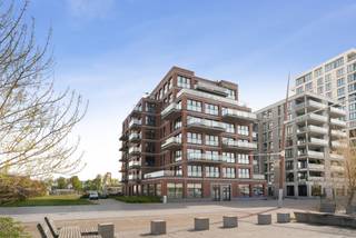 Ontdek dit unieke casco luxe-appartement met frontaal zeezicht en zicht op de skyline van Oostende, gelegen in de hippe stadswijk Oosteroever. Dit...