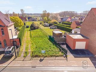 Te koop: bouwgrond van 1.370 m² voor halfopen bebouwing in Berchem (Kluisbergen)<br /><br />In de Zonnestraat te Berchem (Kluisbergen) bevindt zich deze ruime bouwgrond, gelegen op wandelafstand van het centrum en alle voorzieningen.<br /><br />Wat maakt dit perceel uniek?<br />Het perceel heeft een oppervlakte van 1.370 m² en is geschikt voor halfopen bebouwing. Met een uitzonderlijke diepte van ca. 120 meter biedt deze grond tal van mogelijkheden voor de inrichting van woning en tuin. Achteraan geniet je van een zuidgerichte tuin, ideaal voor wie houdt van zon, rust en buitenleven. <br /><br />Voor wie is dit ideaal?<br />Ideaal voor wie op zoek is naar een bouwgrond op een centrale ligging, met voldoende ruimte om een woning op maat te realiseren en te genieten van een zonnige tuin.<br /><br />De afgebeelde woning is een AI-gegenereerde visualisatie en niet bindend.<br />Te koop via Immo Beguin, jouw vastgoedexpert sinds 2009, met kantoren in Ronse, Waregem, Kortrijk, Deinze, Doornik en Lessines.<br />Meer info of bezoek aanvragen via: wim@immobeguin.be