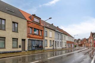 Ontdek deze charmante en instapklare woning in Brakel, ideaal als gezinswoning of geschikt voor wie wonen en werken wil combineren.
De woning beschikt over vier ruime slaapkamers en een grote, aangename tuin waar je volop kan genieten van rust en privacy. Dankzij het vernieuwde dak en de aanwezigheid van zonnepanelen is de woning bovendien energiezuinig en toekomstgericht.
Binnenin is alles reeds in goede staat: de keuken, badkamer en leefruimtes zijn volledig in orde, waardoor je zonder zorgen meteen kan intrekken. Tegelijk zijn er nog uitbreidingsmogelijkheden op het gelijkvloers, bijvoorbeeld voor een grotere leefruimte of keuken. De bijhorende architectenplannen zijn reeds beschikbaar, wat extra potentieel biedt voor verdere optimalisatie.
Vooraan in de woning bevindt zich een extra ruimte die perfect kan dienen als bureau, praktijkruimte of hobbykamer. Hierdoor is deze woning uitermate geschikt voor wie wonen en werken wil combineren.
Kortom, een veelzijdige en instapklare woning met uitbreidingsmogelijkheden en tal van troeven – een unieke opportuniteit die je niet wil missen. Maak snel online uw afspraak.

Exclusief te koop aangeboden via de Oximo online verkoopsprocedure. Voor registratie en aanvaarding van de verkoopsvoorwaarden zie www.oximo.be.