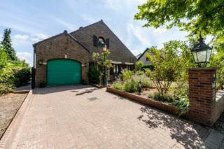 [[ DIT PAND NEEMT DEEL AAN DE ERA OPEN HUIZEN DAG OP 6/12 VAN 13:00 TOT 14:00 ]] <strong>Goed onderhouden eengezinswoning met 4 slaapkamers, 2 badkamers, garage en grote omheinde tuin.</strong><br />Deze woning ligt ideaal voor wie houdt van vlot bereikbaar én gezellig wonen. Je zit op een steenworp van Brussel, Zaventem en belangrijke invalswegen, terwijl winkels, scholen en openbaar vervoer bijna letterlijk om de hoek liggen. En toch: achter de voordeur ervaar je vooral rust, comfort en het gevoel écht thuis te komen.<br /><br /><u><strong>Indeling van de woning:</strong></u><br /><strong>Niv +0:</strong> inkom met apart toilet, ruime woonkamer, volledig ingerichte keuken met eetruimte, berging, garage, 2 slaapkamers en badkamer met twee wastafels en inloopdouche. Buiten geniet je van een gezellige omheinde tuin met terras en tuinhuis. Voor en achter de woning heb je zicht op velden.<br /><strong>Niv +1:</strong> vanuit de garage heb je toegang tot het eerste verdiep, welke is ingedeeld in 2 slaapkamers en een extra badkamer met een wastafel en ligbad.<br /><br />Check ook onze Virtuele rondleiding!<br /><br /><u><strong>Extra informatie en troeven:</strong></u>
<ul><li>Instapklaar en goed onderhouden</li><li>Zonnepanelen aanwezig: 44,8m² (Zuidoost georiënteerd)</li><li>Rolluiken (manueel en elektrisch)</li><li>Ingebouwde kasten in de slaapkamers</li><li>Waterverzachter</li><li>Bekijk zeker onze plannen in bijlage</li></ul>
<br />Aangeboden met ERA comfort garantie<br />Meer informatie? Contacteer Sam Vandenhouten via +3223351115<br />JOUW DROOMHUIS. ZO GEVONDEN!