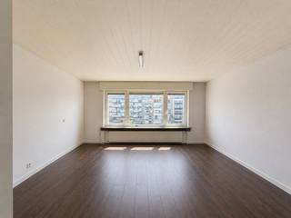 Uitstekend gelegen vakantie appartement in hartje Knokke, slechts enkele passen verwijderd van de Zeedijk, het Rubensplein en de Lippenslaan. Het appartement is instapklaar en profiteert van een energielabel B. <br /> <br />Omringd door horeca, winkels en leuke boetiekjes is dit hét vakantieverblijf bij uitstek. <br />Door de goede ligging vlakbij het strand komt het appartement eveneens in aanmerking voor vakantie - of jaarverhuur. <br /> <br />Indeling: Inkomhal met gastentoilet, aangename en lichtrijke woonkamer met open zicht op de Leopoldlaan, ingerichte open keuken voorzien van alle nodige toestellen, badkamer met ligbad en één slaapkamer.<br /><br />Recente condensatieketel, energiezuinig met EPC-label B, lage syndickosten dankzij het ontbreken van een lift in de residentie en een gemeenschappelijke fietsenberging.<br /><br />Kortom, een ideale opportuniteit zowel voor eigen bewoning (hoofdverblijf of tweede verblijf) als voor investering met een aantrekkelijk huurrendement.<br /><br />Bezoeken? Graag na afspraak met Willem Cauwels via tel. 050 89 27 70