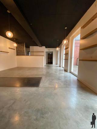 <p><strong>Kantoor/handelsruimte</strong> te huur in het hartje van Hoogstraten!<br /><br />kantoor/handelsruimte te huur in <strong>centrum van Hoogstraten</strong>, in het schitterend monumentaal pand "Residentie De Rijkswacht". <br /><br /><strong>Indeling:</strong><br />-Handels/kantoor ruimte<br />- Inkomhal<br />- Berging<br />- Toilet<br />- Keuken<br />- Gezellig buitenruimte/ terras<br /><br /><strong>Algemeen:</strong><br />- Onderkelderd<br />- Akoestische plafond<br />- Grote opbergruimte inbegrepen<br />- Voldoende parkeergelegenheid vooraan<br /><br /><br /><br /></p>
<span></span>