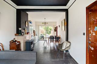 Deze super grote woning met erg veel mogelijkheden is gelegen in een toffe residentiële wijk in het centrum van Ekeren. Hoewel scholen, openbaar vervoer en winkels allemaal om de hoek te vinden zijn, is het hier toch heerlijk rustig wonen. Hoewel een opknapbeurt het huis zeker ten goede zou komen, is de constructie erg degelijk en werd het dak een 20-tal jaar geleden reeds vernieuwd. Aan u om dit pand om te toveren tot uw droomwoning! U komt het huis binnen via de aparte, ruime inkomhal. Verder heeft het gelijkvloers een ruime leefruimte met zicht op de toffe west-tuin, een recentelijk gemoderniseerde keuken die voorzien is van alle comfort, een apart gastentoilet en een wasplaats/berging. De houten trap brengt u naar de eerste verdieping, waar u 2 grote slaapkamers en een ruime, maar eenvoudige badkamer treft. Ook de tweede verdieping is met een volwaardige trap te bereiken. Momenteel is dit 1 grote ruimte, maar u kan hier moeiteloos verschillende slaapkamers en/of een badkamer in onderbrengen. In het diepe, westelijk georiënteerd tuintje kan u de ganse dag en in alle rust van de zon genieten. 