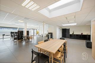Te koop: strategisch gelegen kantoorruimte met parking, en comfortabel appartement. Het ruime kantoor biedt voldoende mogelijkheden voor verschillende professionele activiteiten. Het kantoor beschikt over een grote kantoorruimte/praktijk, twee toiletten, een praktische kitchenette en maar liefst 3 private parkeerplaatsen, wat zorgt voor extra comfort voor zowel medewerkers als klanten.Het comfortabele appartement bestaat uit een aangename open leefruimte met aansluitende keuken. Verder beschikt de woning over 3 slaapkamers, een badkamer met douche en een apart toilet. Als extra troeven is er ook nog een garage en een ruim terras aanwezig.Een ideale combinatie van werken en wonen, met alle nodige voorzieningen en voldoende parkeergelegenheid.De salesdag is op 5/10. Via onze website www.immobeguin.be kunt u een bezoek inplannen.Te koop via Immo Beguin, jouw vastgoedexpert sinds 2009, met kantoren in Ronse, Waregem, Kortrijk, Deinze, Doornik, Lessines, Moeskroen en Nieuwpoort. Meer info via phebe@immobeguin.be