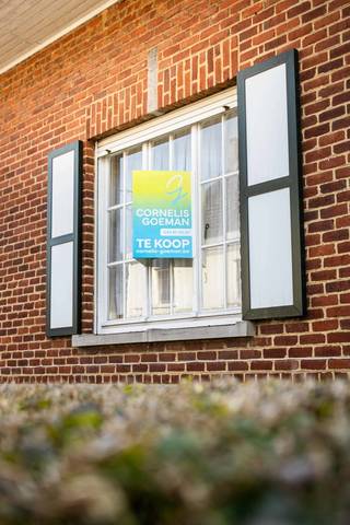 <p>Deze te renoveren woning is gelegen aan de stadsrand van Geraardsbergen en biedt tal van mogelijkheden voor wie op zoek is naar ruimte en potentieel. Dankzij de vlotte bereikbaarheid en rustige omgeving vormt dit pand een interessante opportuniteit.</p>
<p>De inkomhal geeft toegang tot de woonkamer, eetkamer en keuken. Aansluitend bevinden zich de veranda en het terras.<br />Verder is er op het gelijkvloers een badkamer voorzien van een bad, lavabo en toilet.<br />Daarnaast is er een droge kelder en een garage, wat extra opbergruimte en comfort biedt</p>
<p>De eerste verdieping beschikt over 3 slaapkamers.</p>
<p>Hoewel de woning aan renovatie toe is, biedt ze een sterke basis. Met de juiste aanpak en investering kan dit pand worden omgevormd tot een aangename en charmante gezinswoning op een gegeerde locatie.</p>
<p>Interesse? Contacteer Katrien: 0473/42.76.99. – katrien@cornelis-goeman.be</p>
<p><strong>Vraagprijs: € 249.000</strong></p>