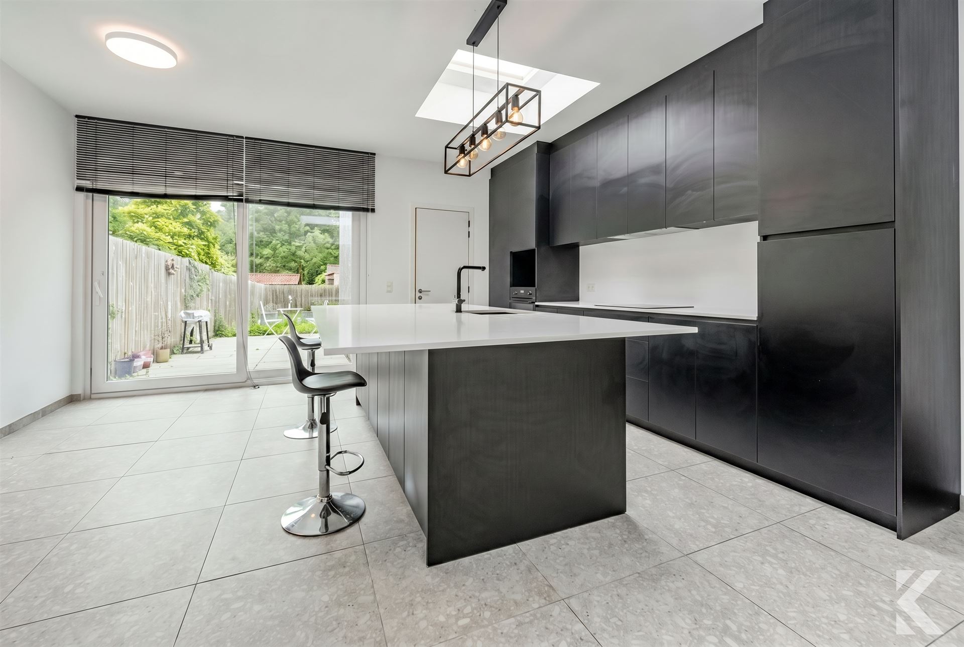 Volledig gerenoveerde woning met 4 slaapkamers en tuin. - foto 5