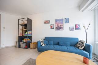 Dit <strong>2-slaapkamer</strong> appartement biedt alles wat u nodig heeft voor comfortabel wonen. De <strong>zuidgerichte woonkamer</strong> geniet van een overvloed aan natuurlijk licht, wat zorgt voor een warme en uitnodigende sfeer.<br /><br />De <strong>open keuken is volledig uitgerust</strong> met <strong>alle nodige toestellen</strong> en sluit naadloos aan op de leefruimte, ideaal voor wie houdt van gezelligheid en praktisch comfort.<br />Verder beschikt het appartement over een <strong>badkamer met douche en toilet, en twee volwaardige slaapkamers</strong> die tal van mogelijkheden bieden.<br />Achteraan het gebouw bevindt zich een aangenaam <strong>terras</strong> waar u in alle rust kan genieten.<br /><br />Troeven:<br />- Zuidgerichte, lichtrijke woonkamer<br />- Open en volledig uitgeruste keuken<br />- 2 volwaardige slaapkamers<br />- Terras aan de achterzijde<br />- Privatieve kelder<br />- Praktische indeling<br /><br />Ideaal als investering, 2de verblijf of hoofdverblijfplaats.<br /> 