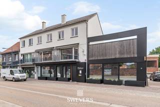 Ondernemen, wonen én investeren op één adres in centrum Alken. Deze veelzijdige eigendom combineert een instapklare commerciële ruimte van 188 m² met een afzonderlijke duplexwoning van 166 m² met 4 slaapkamers en 2 badkamers. Beide delen beschikken over een aparte toegang, waardoor verschillende gebruiks- en verhuurmogelijkheden ontstaan. Het handelsgedeelte werd in 2019 grondig gerenoveerd en beschikt over ruime polyvalente ruimtes, terwijl de duplex bijkomend geniet van meerdere terrassen en maar liefst 83 m² zolderruimte. In totaal 354 m² verhuurbare vloeroppervlakte op een centrale locatie in Alken. Ontdek alle foto's en mogelijkheden op www.swevers.be of bel 012 699 900.