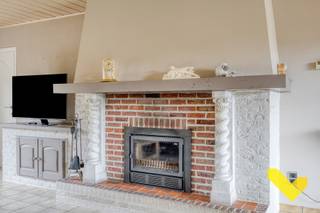 <p>Bekijk ook zeker de 3D virtuele tour en krijg zo nog beter een beeld van wat deze woning u te bieden heeft.<br /><br />Deze woning, gelegen in een rustige omgeving te Balen met een aangenaam grote tuin omvat volgende extra troeven dat het zeker de moeite waard maakt om deze woning te bezichtigen;<br /><br />*grondoppervlakte 15a 62ca - ruime tuin met achterliggend enkel groene vergezichten<br /><br />*zonnepanelen (22 stuks) met een thuisbatterij<br /><br />*vernieuwde keuken (2j) met veel aangenaam 'natuurlijk' lichtinval<br /><br />*2 slaapkamers op het gelijkvloers met een mogelijkheid van 3 extra slaapkamers op de zolder<br /><br />*vernieuwde badkamer met inloopdouche en enkele lavabo<br /><br />*verwarming op airco's (warm/koeling) en in de woonkamer een gezellige (hout) haard<br /><br />*zeer ruim huis dat instapklaar is en wat met de zolder nog veel mogelijkheden biedt voor grote gezinnen<br /><br />Wenst u meer info over deze woning of een vrijblijvende bezichtiging, contacteer dan ons kantoor op het nummer 014 30 02 08.</p>