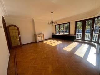 Op de eerste verdieping van een kleinschalig gebouw bevindt zich dit appartement van 109m2. Het appartement beschikt over veel charme, danzij...