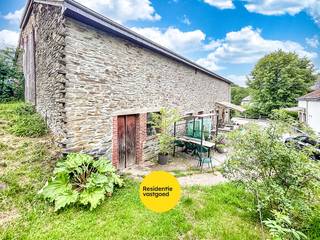 In het charmante en wereldberoemde dorp Achouffe, bekend om zijn iconische brouwerij en de sprookjesachtige wereld rond de dwerg Chouffe, vindt u...