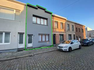 In een rustige en centraal gelegen straat in Deurne bevindt zich deze op te frissen woning aan de Van Rossumstraat 8.Het is gelegen nabij winkels,...