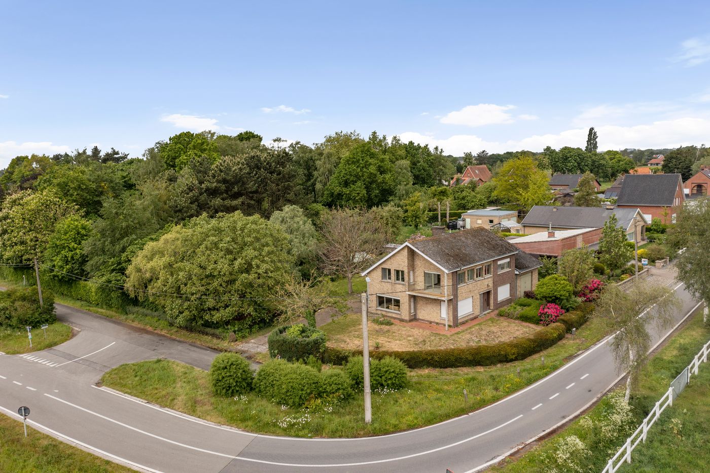 RUIME WONING MET 4 SLAAPKAMERS OP EEN PERCEEL VAN 1.188 M² NABIJ GROENHOVEBOS - foto 3