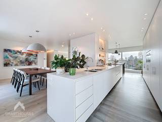 Rustig doch centraal gelegen penthouse naast “Villa Gaverzicht” en met zicht over de woonwijk ’t Spey bestaande uit een inkomhal met...