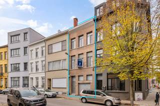 <strong>Gezinswoning met garage nabij Troonplaats<br /><br /></strong>Welkom in de <strong>Hof ter Bekestraat</strong>: een rustige en aangename straat in een van de meest geliefde buurten van Antwerpen. Vlakbij de <strong>Troonplaats</strong> en <strong>Hof van Leysen</strong>, bevindt zich deze woning in een ideale wijk voor gezinnen: kindvriendelijk, met gezellige pleintjes, scholen en winkels op wandelafstand. Dankzij de <strong>vlotte bereikbaarheid</strong> met zowel openbaar vervoer als invalswegen, combineert deze locatie het beste van twee werelden: <strong>rustig wonen in de stad</strong>.<br /><br />De woning zelf biedt een solide basis en heel wat potentieel voor wie op zoek is naar een renovatieproject met ruimte en structuur.<br /><br /><strong>Indeling</strong>:<br />- <strong>Gelijkvloers</strong>: ruime <strong>inpandige garage</strong> met sectionale poort, voldoende plaats voor een wagen en extra opbergruimte<br />- <strong>Eerste verdieping</strong>: gezellige leefruimte / eetkamer met keuken<br />- <strong>Tweede verdieping</strong>: twee slaapkamers en een badkamer<br />- <strong>Derde verdieping</strong>: twee extra slaapkamers<br /><br />De woning biedt een solide basistructuur en de mogelijkheid om ze volledig naar eigen smaak en comfort te renoveren. Met haar centrale ligging, garage, en gezinsvriendelijke omgeving, is dit een echte kans om een thuis te bouwen in een buurt die blijft groeien in waarde.