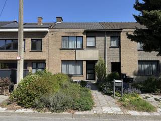 Goed onderhouden woning met garage en 3 slaapkamers.Via de inkomhal met gastentoilet komen we terecht in de gezellige leefruimte met aansluitend...
