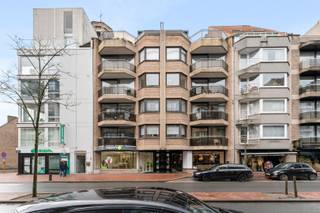 Op de derde verdieping in de Lippenslaan, op wandelafstand van zee en strand, bieden wij dit energiezuinig appartement te koop aan. Gelegen in...