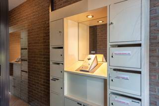 In de rustige aangename wijk Driehoek bevindt zich dit appartement op het tweede verdiep in een kleinschalig gebouw. <br /><br />Dit appartement geniet de volgende indeling: inkomhal met vestiaire - cv ruimte en apart toilet, een ruime living (30m²) op laminaatparket met zicht op groen, een uitgeruste keuken (voorzien van vaatwasser, combi oven, ijskast en dubbele wastafel), een badkamer (voorzien van een ligbad met douchescherm - lavabo met meubel) en 2 slaapkamers (15,5m² en 8m²) waarvan één met toegang naar het zuid gelegen terras. <br /><br />bijzonderheden: <br />Het dak van het gebouw werd in 2019 vernieuwd - lage maandelijkse kosten (37,5€) - CV Vaillant vernieuwd 2022 - conforme elektriciteitskeuring - videofoon - 3 aparte meters. <br /><br />Een garagebox achteraan het gebouw wordt u aangeboden voor 30.000€.<br /><br />Wenst u te wonen in deze aangename wijk of wenst u een ideaal appartement als investering? neem vandaag nog contact met ons op: info@accentvastgoed.be of 03/288.34.70.