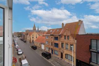 Ontdek dit charmante 1-slaapkamer appartement gelegen op de derde verdieping in de Onze Lieve Vrouwstraat te Nieuwpoort-Stad. Gelegen in...